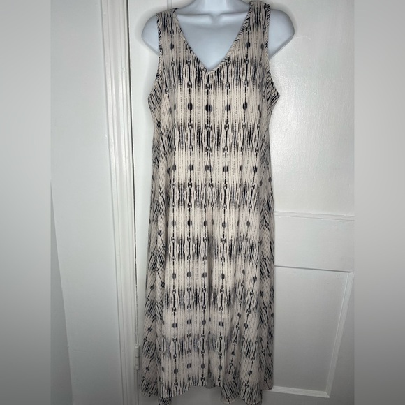 CARMEN MARC VALVO Black and Cream Patterned Dress. - Picture 1 of 9